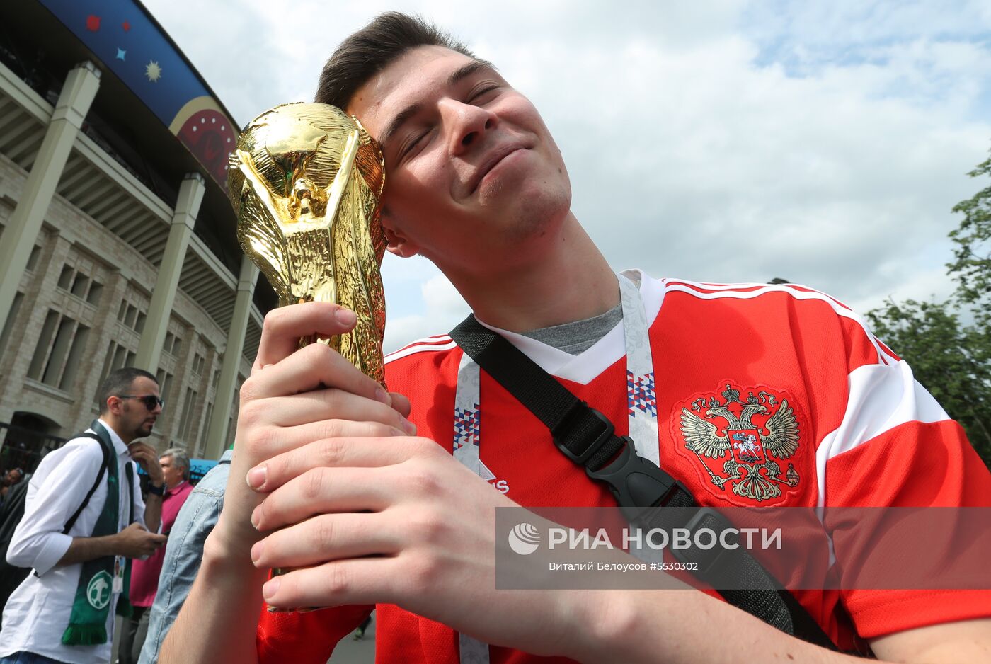 Болельщики перед матчем-открытия ЧМ-2018 по футболу между сборными России и Саудовской Аравии