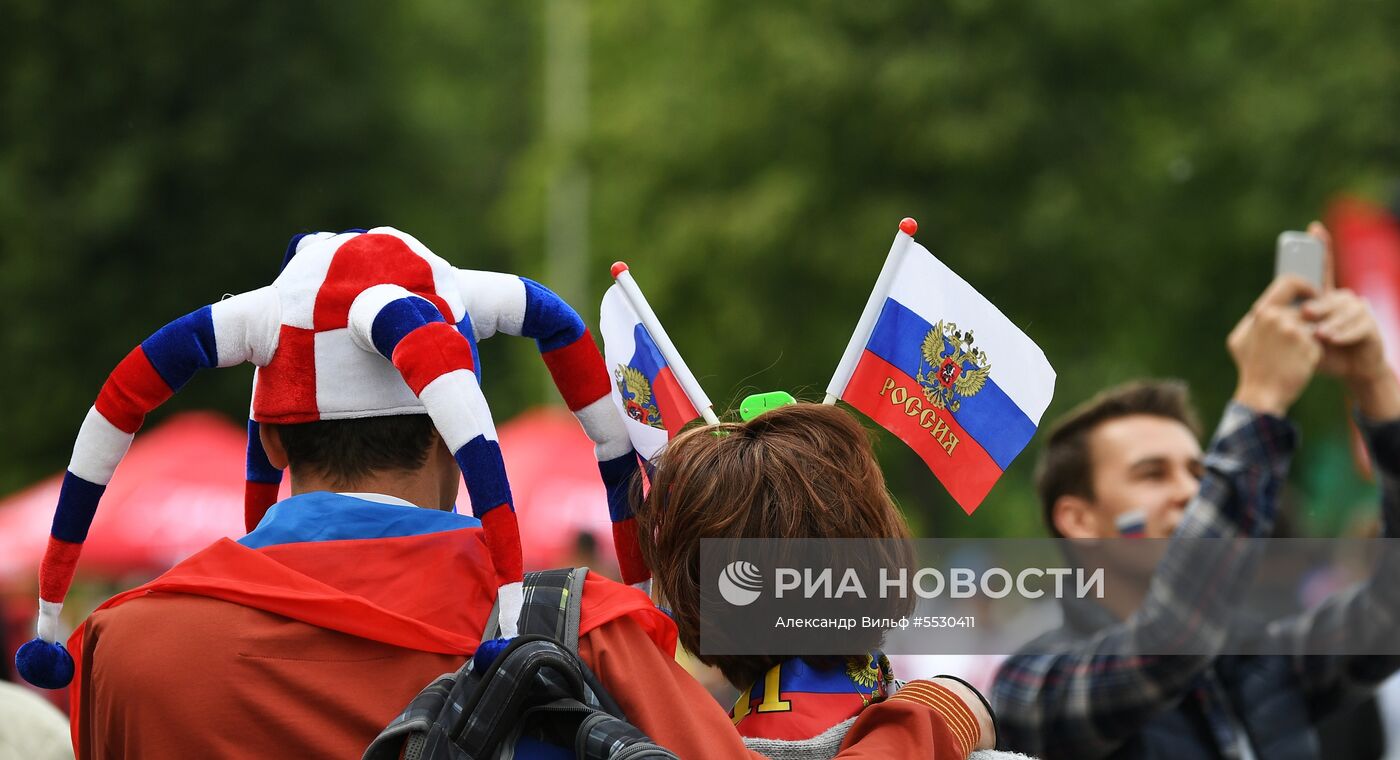 Болельщики перед матчем-открытием ЧМ-2018 по футболу между сборными России и Саудовской Аравии