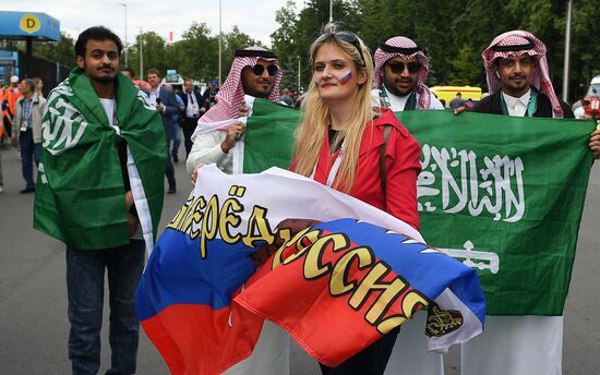 Болельщики перед матчем-открытием ЧМ-2018 по футболу между сборными России и Саудовской Аравии