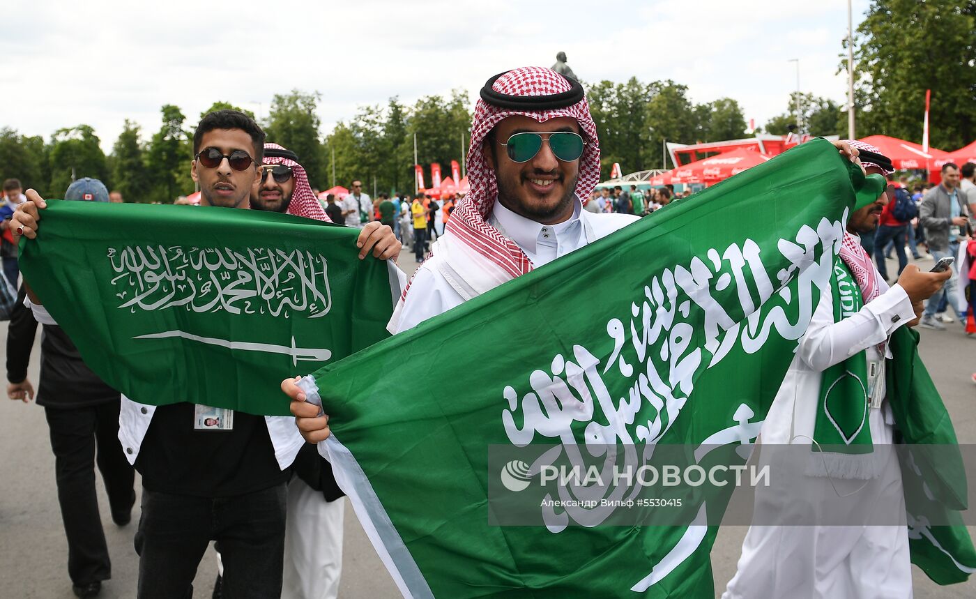 Болельщики перед матчем-открытием ЧМ-2018 по футболу между сборными России и Саудовской Аравии
