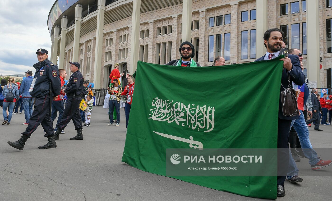 Болельщики перед матчем-открытием ЧМ-2018 по футболу между сборными России и Саудовской Аравии