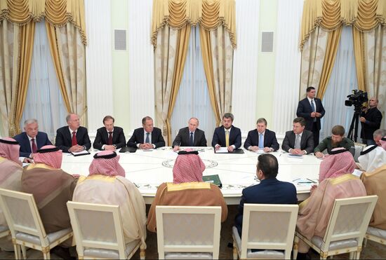 Президент РФ В. Путин встретился с наследным принцем Саудовской Аравии М. ибн Салманом Аль Саудом