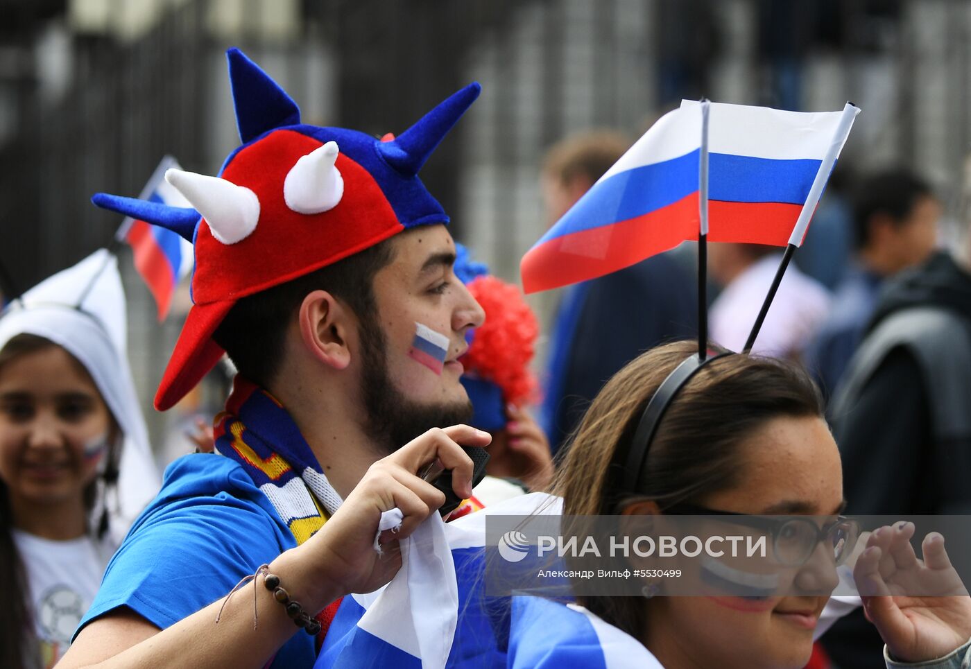 Болельщики перед матчем открытия ЧМ-2018 по футболу между сборными России и Саудовской Аравии