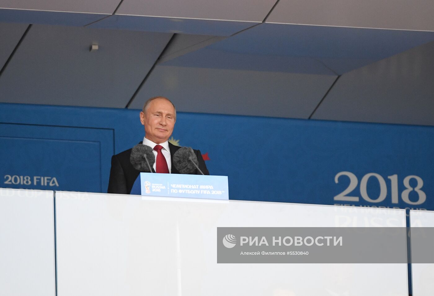 Президент РФ В. Путин и премьер-министр РФ Д. Медведев на церемонии открытия чемпионата мира по футболу - 2018