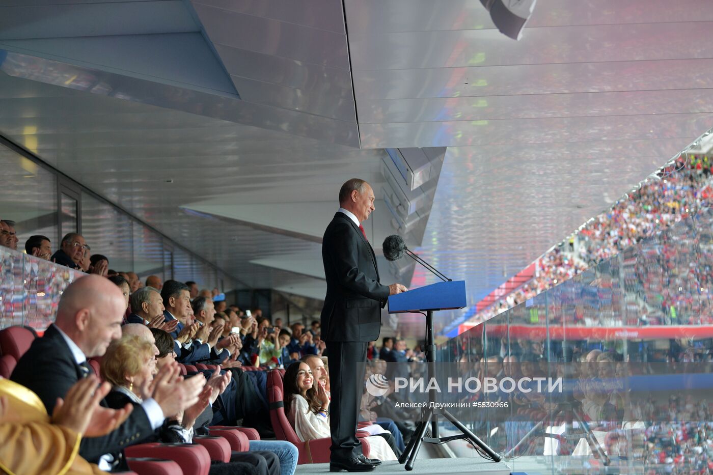 Президент РФ В. Путин и премьер-министр РФ Д. Медведев на церемонии открытия чемпионата мира по футболу - 2018