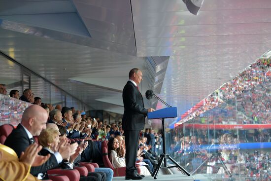 Президент РФ В. Путин и премьер-министр РФ Д. Медведев на церемонии открытия чемпионата мира по футболу - 2018
