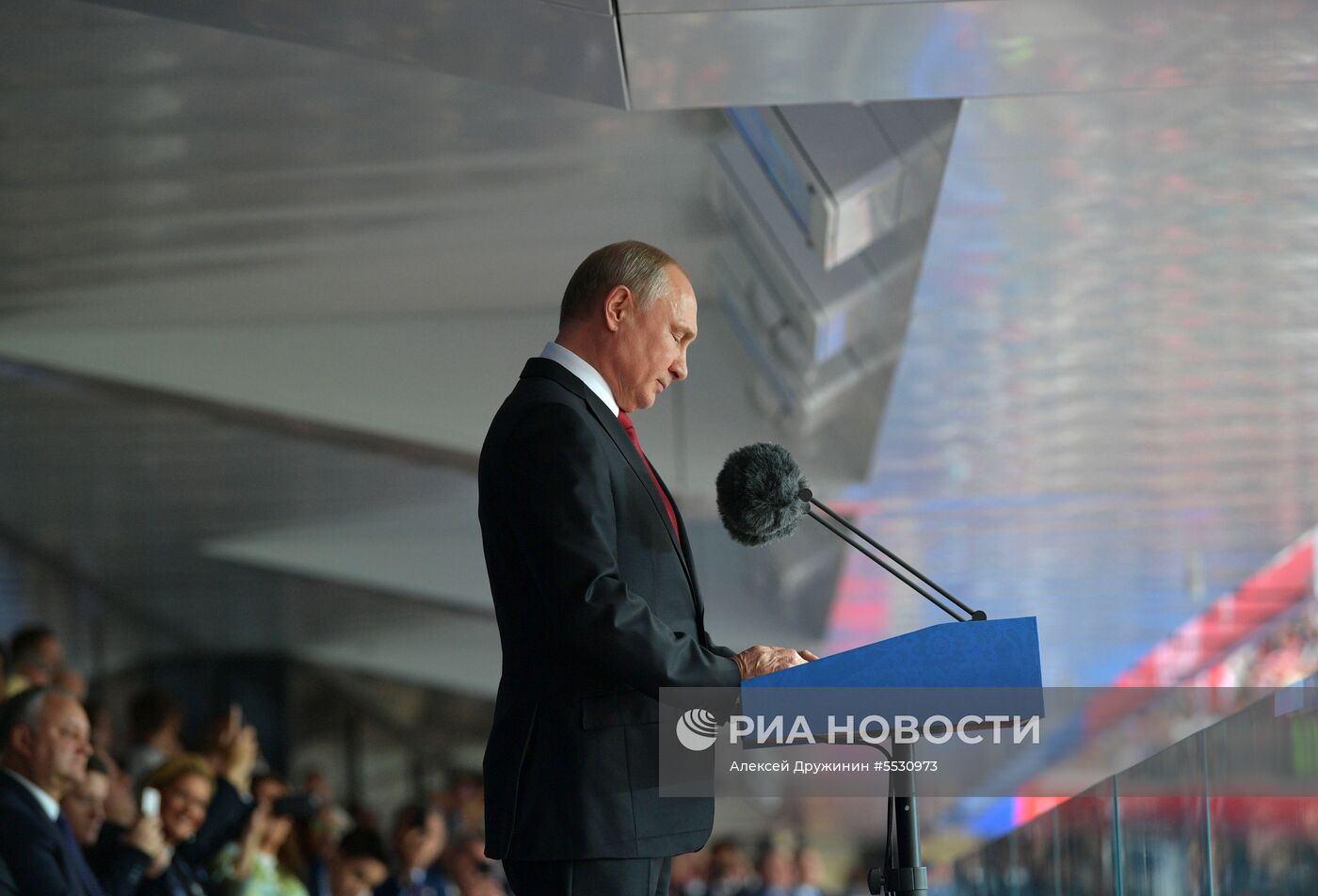 Президент РФ В. Путин и премьер-министр РФ Д. Медведев на церемонии открытия чемпионата мира по футболу - 2018