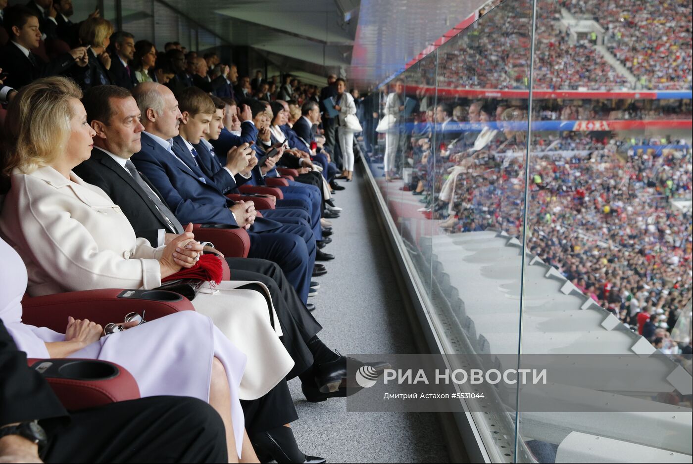 Президент РФ В. Путин и премьер-министр РФ Д. Медведев на церемонии открытия чемпионата мира по футболу - 2018