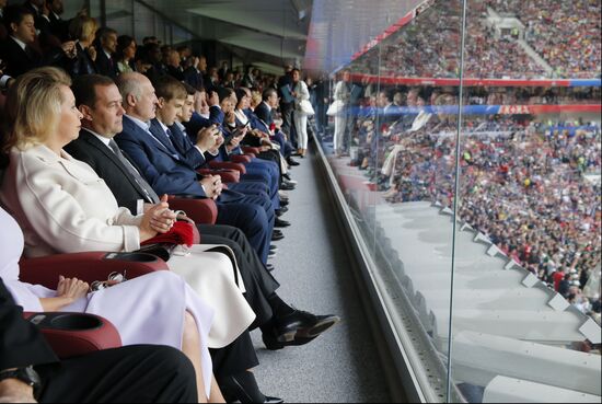 Президент РФ В. Путин и премьер-министр РФ Д. Медведев на церемонии открытия чемпионата мира по футболу - 2018