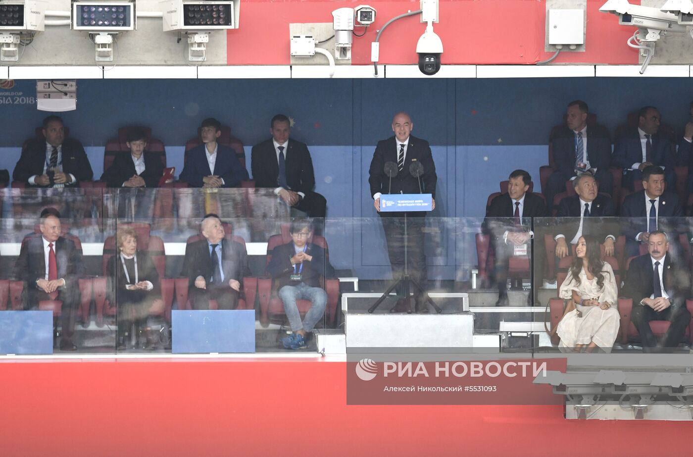 Президент РФ В. Путин и премьер-министр РФ Д. Медведев на церемонии открытия чемпионата мира по футболу - 2018