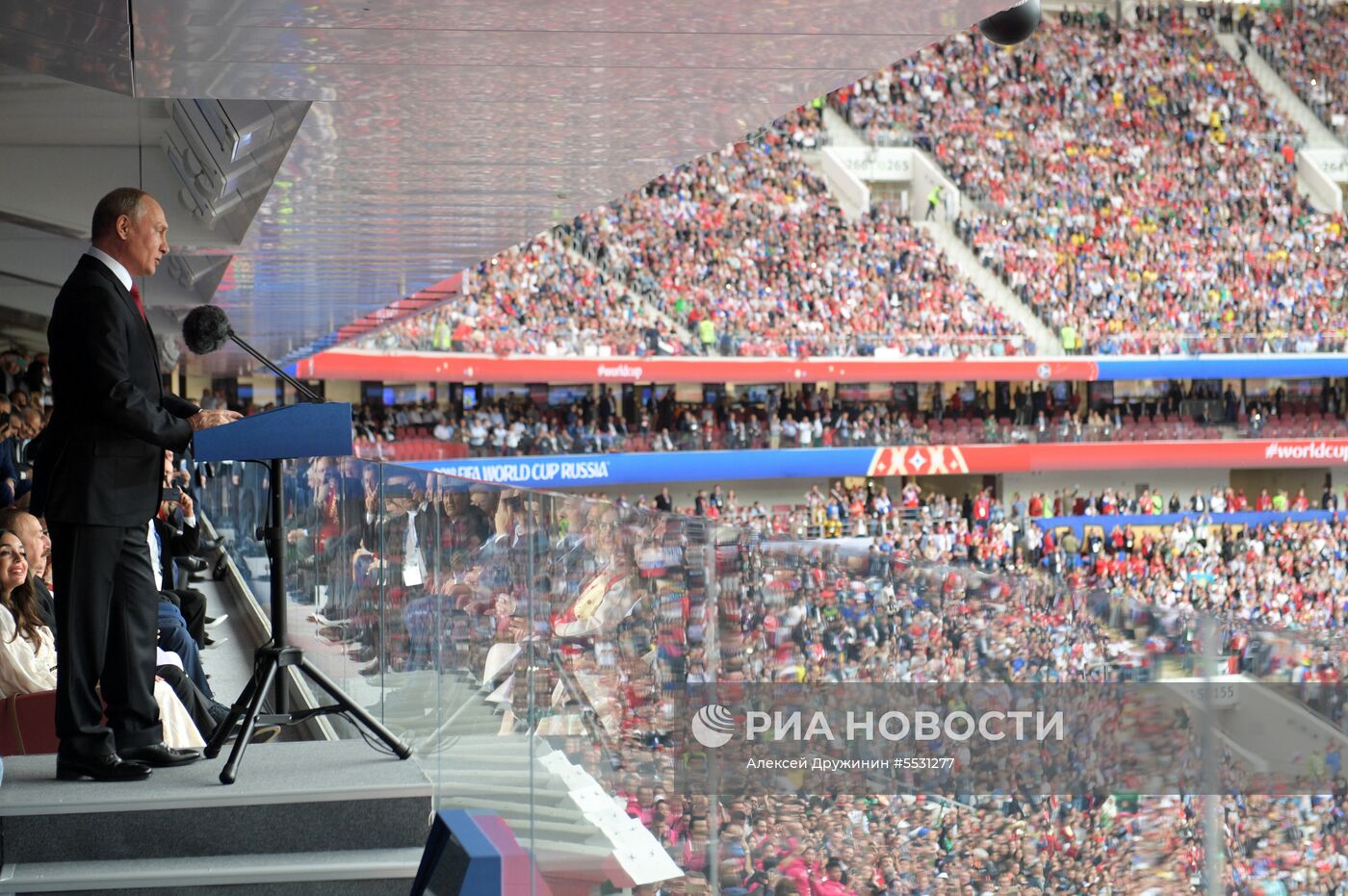Президент РФ В. Путин и премьер-министр РФ Д. Медведев на церемонии открытия чемпионата мира по футболу - 2018