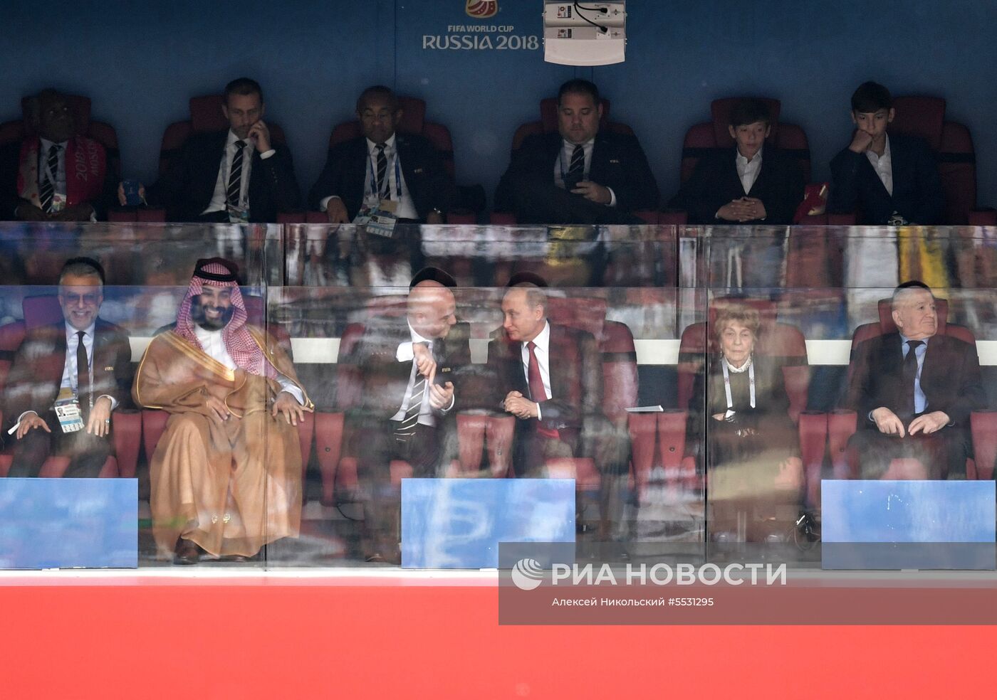 Президент РФ В. Путин и премьер-министр РФ Д. Медведев на церемонии открытия чемпионата мира по футболу - 2018