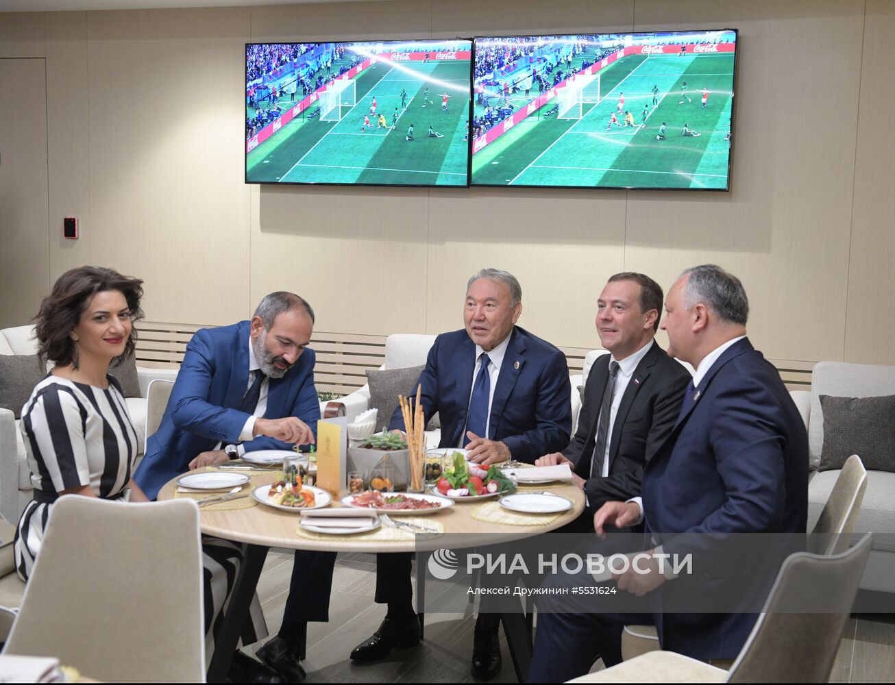 Президент РФ В. Путин и премьер-министр РФ Д. Медведев на матче-открытии ЧМ-2018 по футболу Россия - Саудовская Аравия