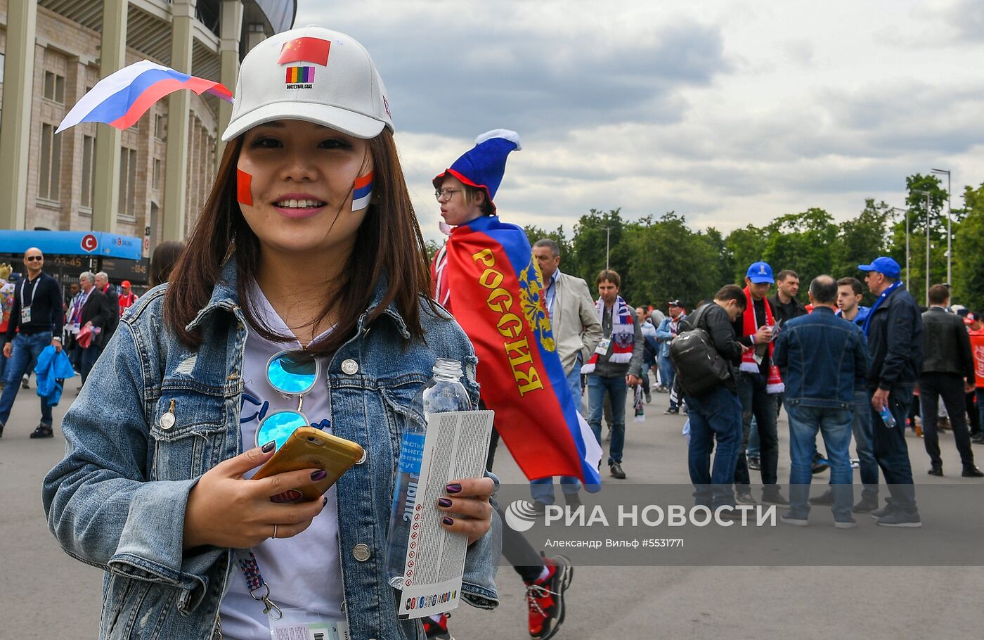 Болельщики перед матчем открытия ЧМ-2018 по футболу между сборными России и Саудовской Аравии