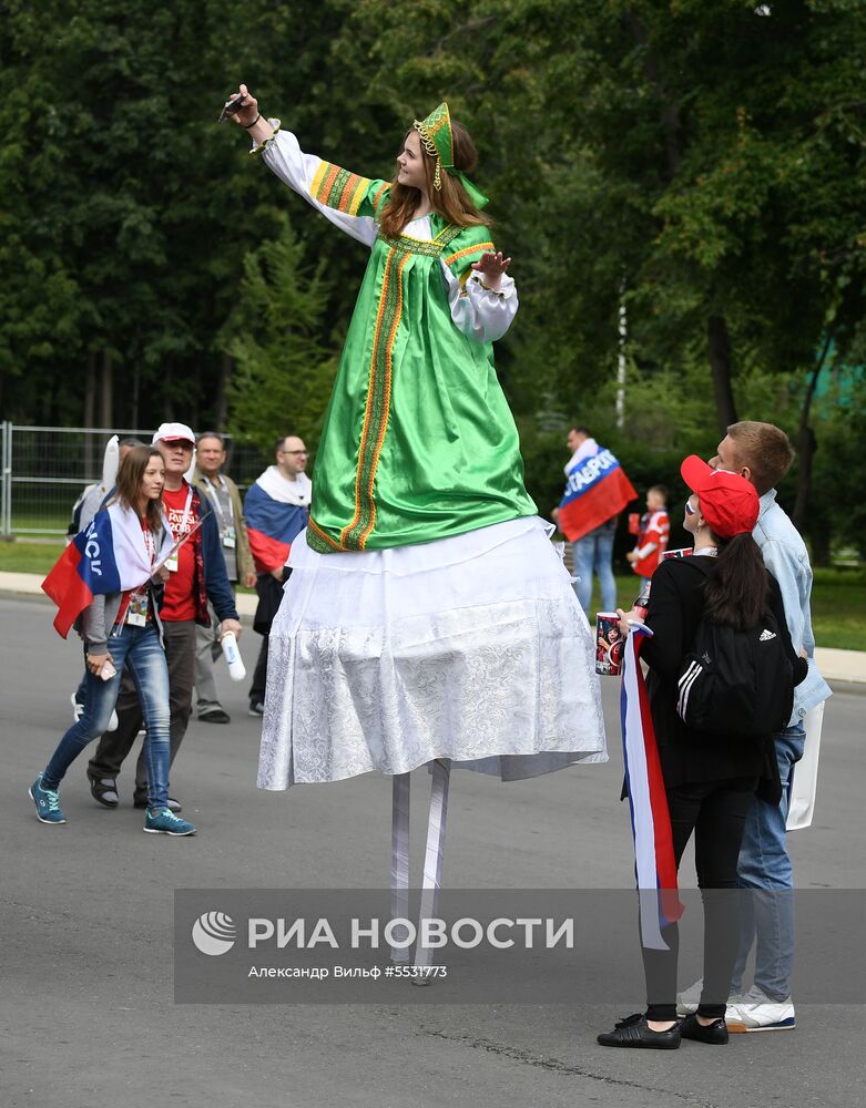 Болельщики перед матчем открытия ЧМ-2018 по футболу между сборными России и Саудовской Аравии