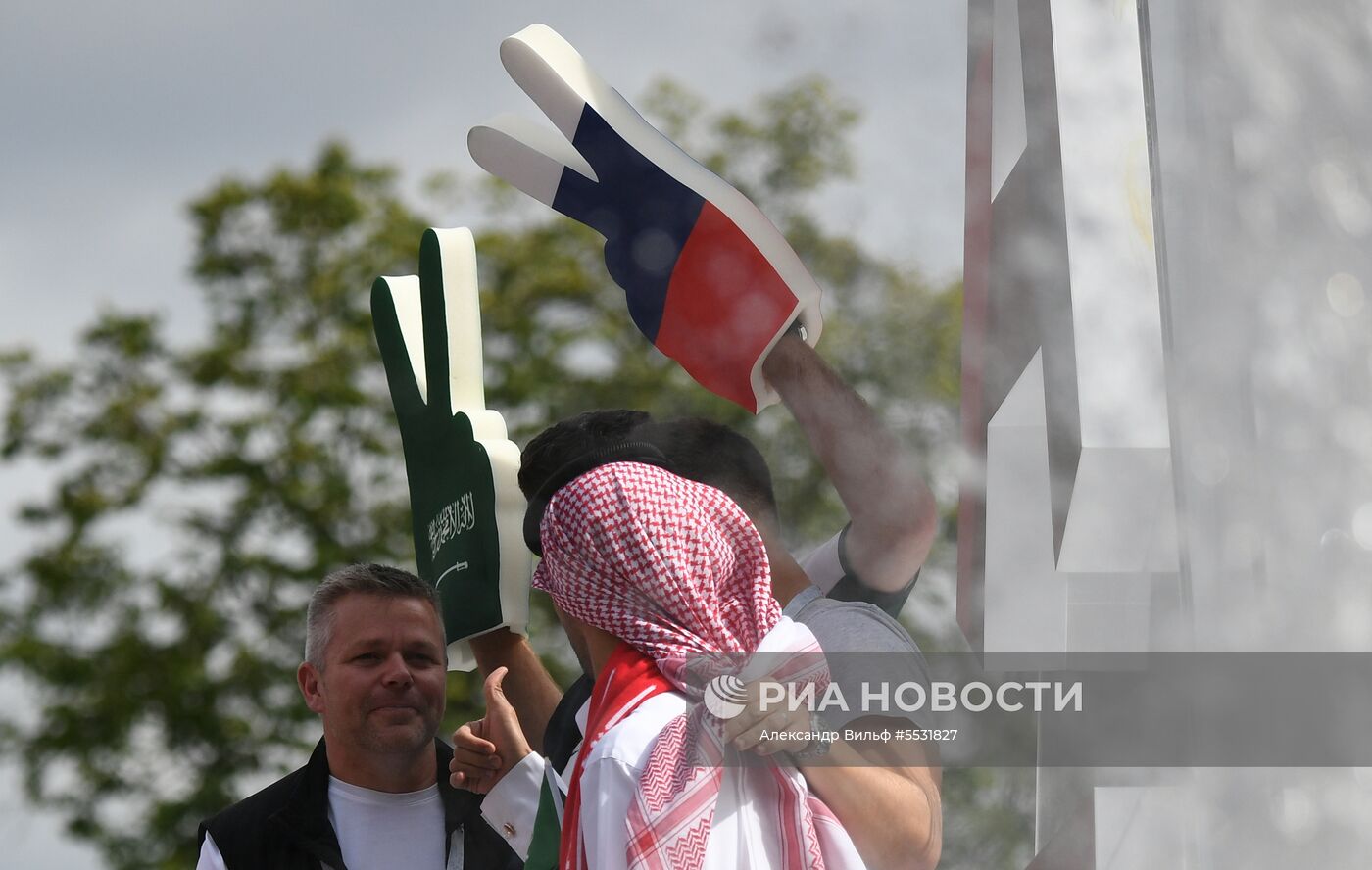 Болельщики перед матчем открытия ЧМ-2018 по футболу между сборными России и Саудовской Аравии