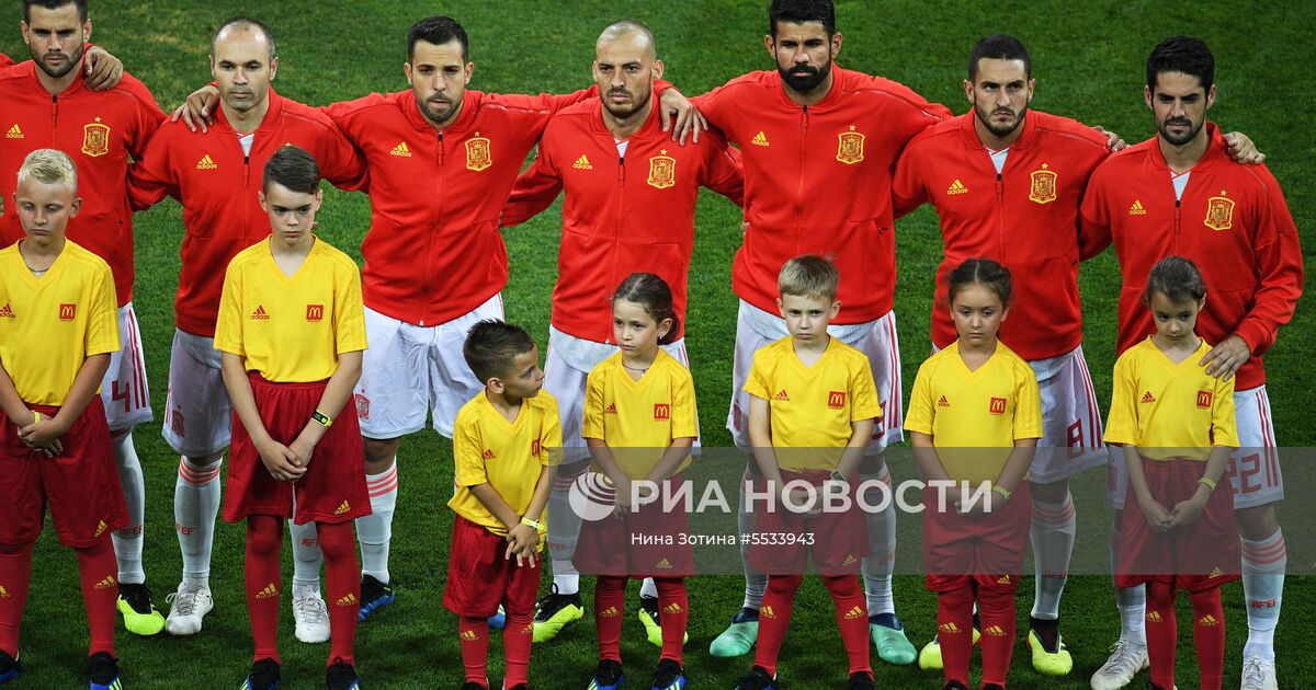 футболисты сборных в форме на поле