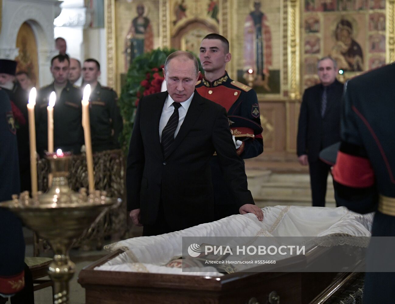 Президент РФ В. Путин на церемонии прощания с режиссером и депутатом Госдумы РФ Станиславом Говорухиным