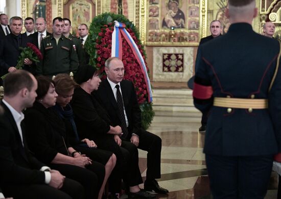 Президент РФ В. Путин на церемонии прощания с режиссером и депутатом Госдумы РФ Станиславом Говорухиным