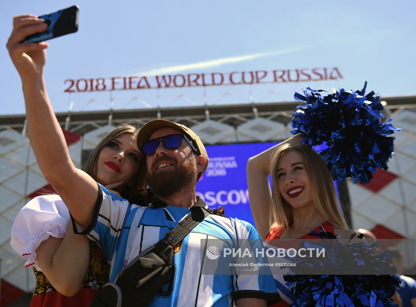 Болельщик сборной Аргентины перед началом матча группового этапа чемпионата мира по футболу между сборными Аргентины и Исландии. Место: Россия, Москва. Автор: Алексей Филиппов/РИА Новости. Болельщики перед матчем ЧМ-2018 Аргентина - Исландия