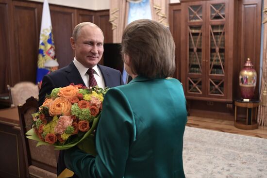 Президент РФ В. Путин встретился с летчиком-космонавтом В. Терешковой