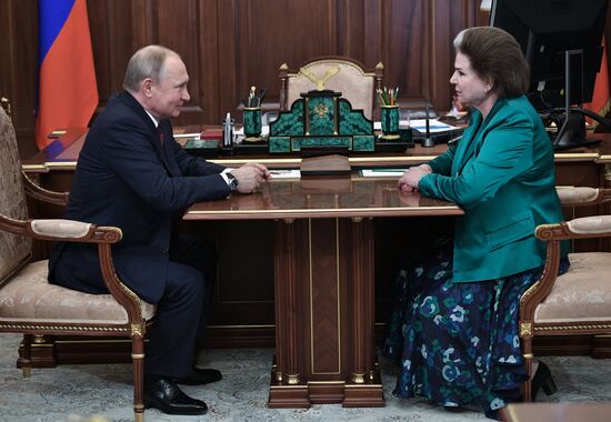 Президент РФ В. Путин встретился с летчиком-космонавтом В. Терешковой