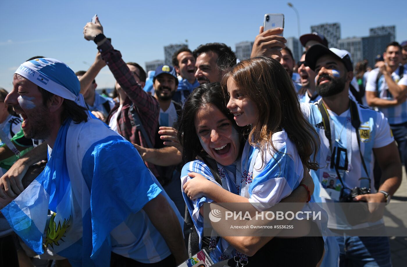 Болельщики сборной Аргентины перед началом матча группового этапа чемпионата мира по футболу между сборными Аргентины и Исландии. Место: Россия, Москва. Автор: Алексей Филиппов/РИА Новости. Болельщики перед матчем ЧМ-2018 Аргентина - Исландия