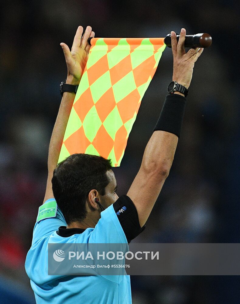Судья сообщает о нарушении в матче группового этапа чемпионата мира по футболу между сборными Хорватии и Нигерии. Место: Россия, Калининград. Автор: Александр Вильф/РИА Новости. Футбол. ЧМ-2018. Матч Хорватия - Нигерия