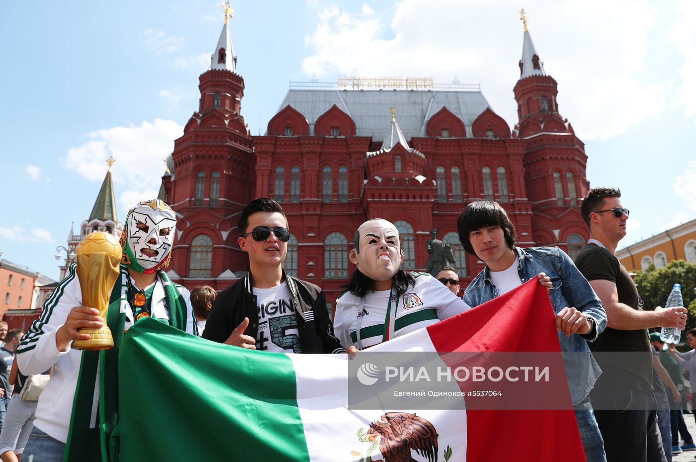 Болельщики перед матчем ЧМ-2018 по футболу между сборными Германии и Мексики