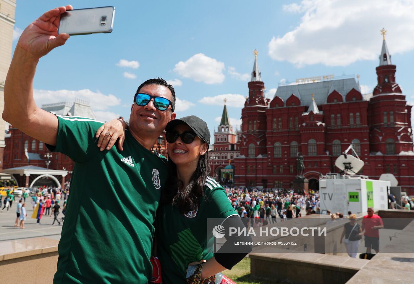 Болельщики перед матчем ЧМ-2018 по футболу между сборными Германии и Мексики