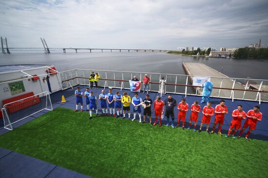 В Санкт-Петербурге прошел футбольный матч на пароме