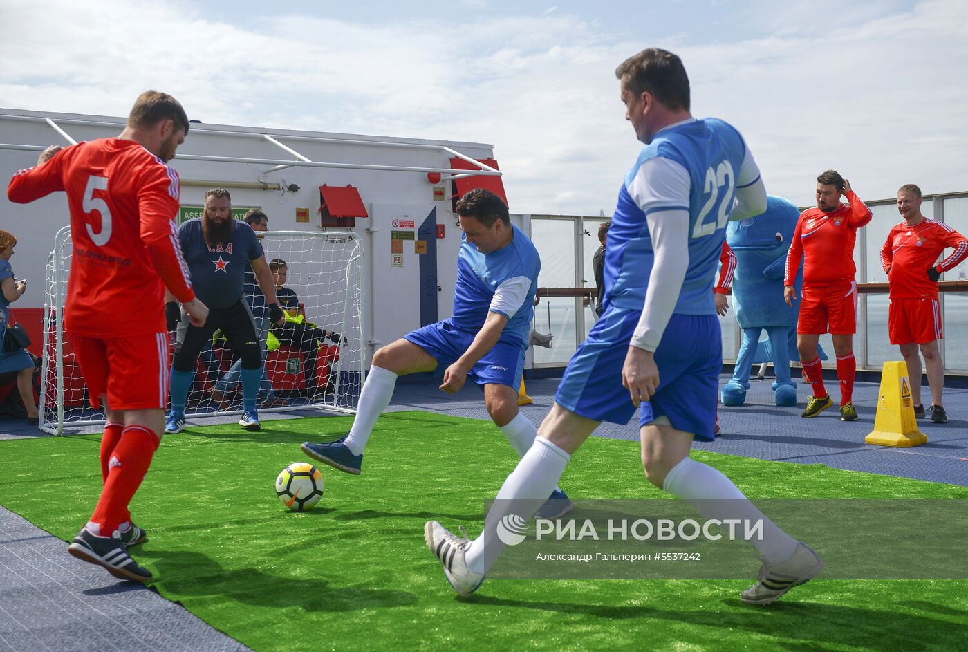 В Санкт-Петербурге прошел футбольный матч на пароме