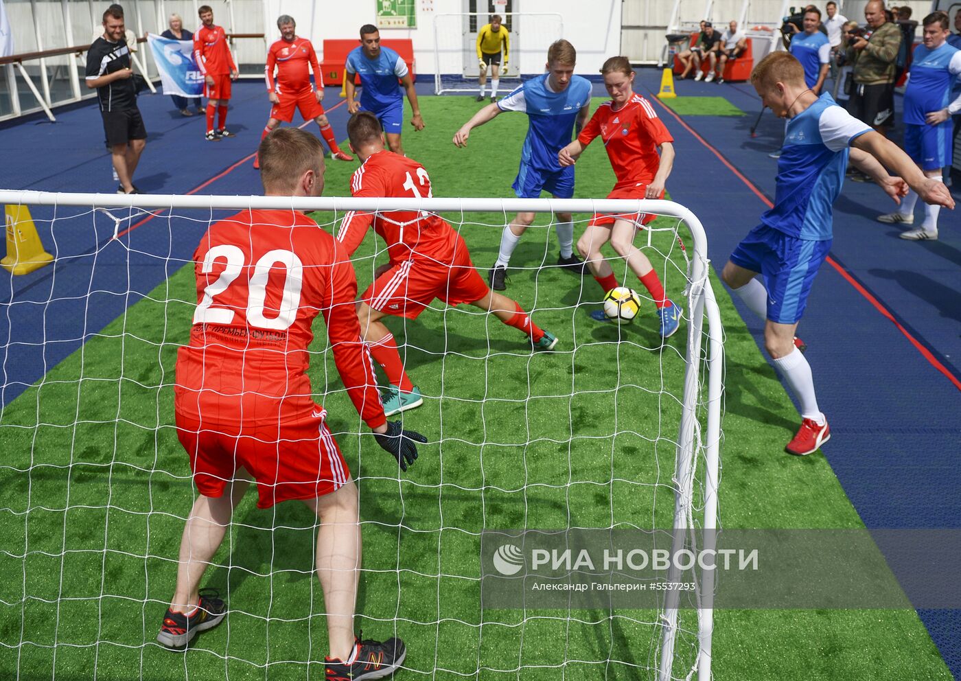 В Санкт-Петербурге прошел футбольный матч на пароме