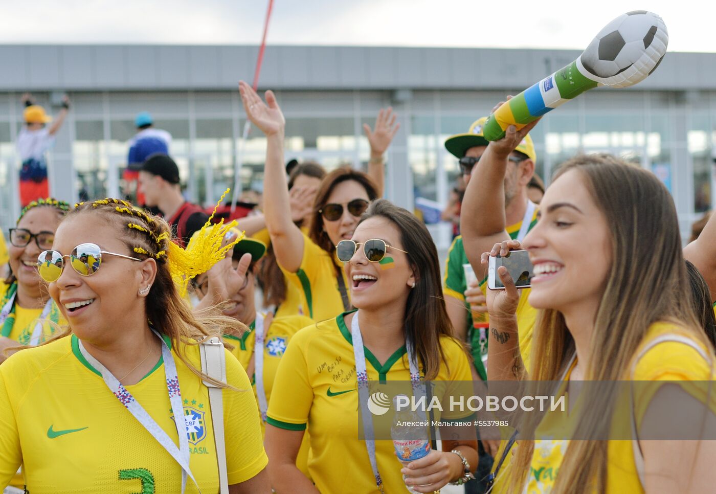 Болельщики перед матчем ЧМ-2018 по футболу между сборными Бразилии и Швейцарии