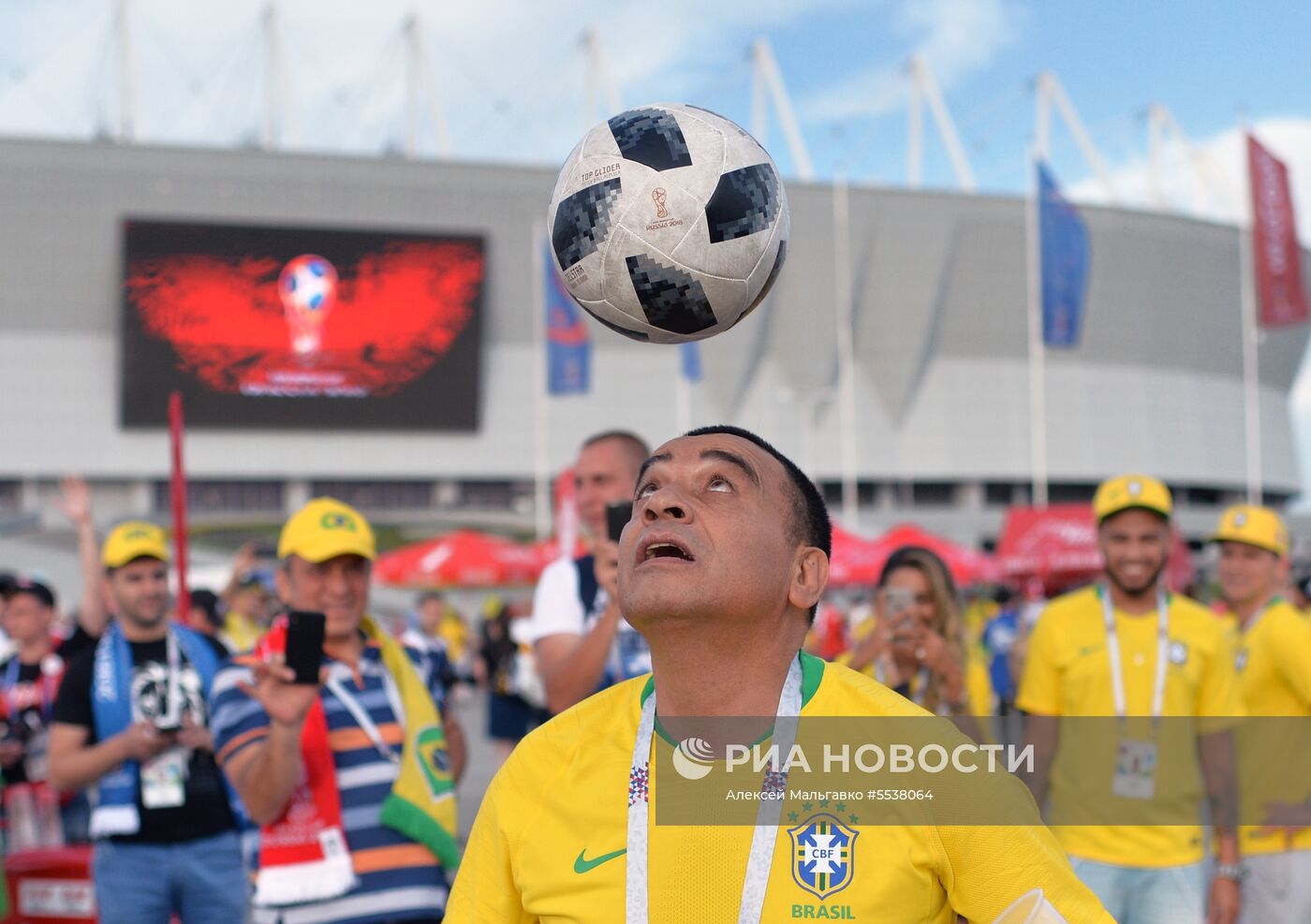 Болельщики перед матчем ЧМ-2018 по футболу между сборными Бразилии и Швейцарии