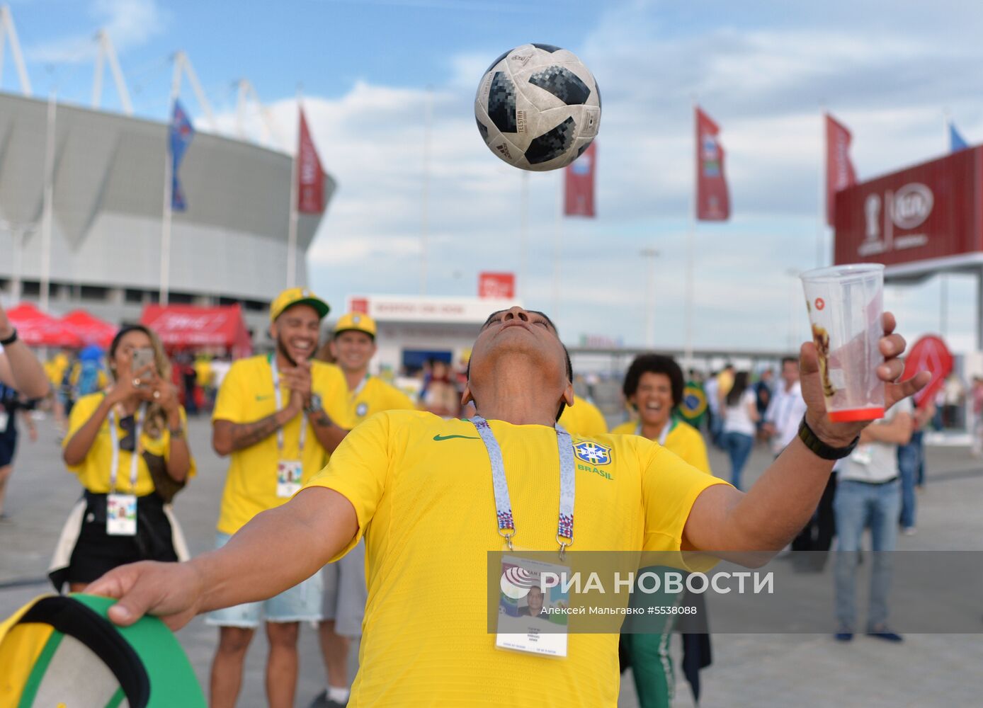 Болельщики перед матчем ЧМ-2018 по футболу между сборными Бразилии и Швейцарии
