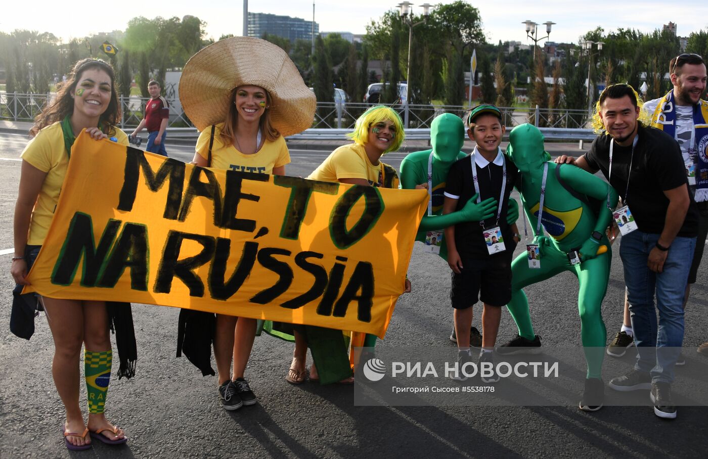 Болельщики перед матчем ЧМ-2018 по футболу между сборными Бразилии и Швейцарии