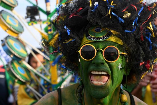 Болельщики перед матчем ЧМ-2018 по футболу между сборными Бразилии и Швейцарии