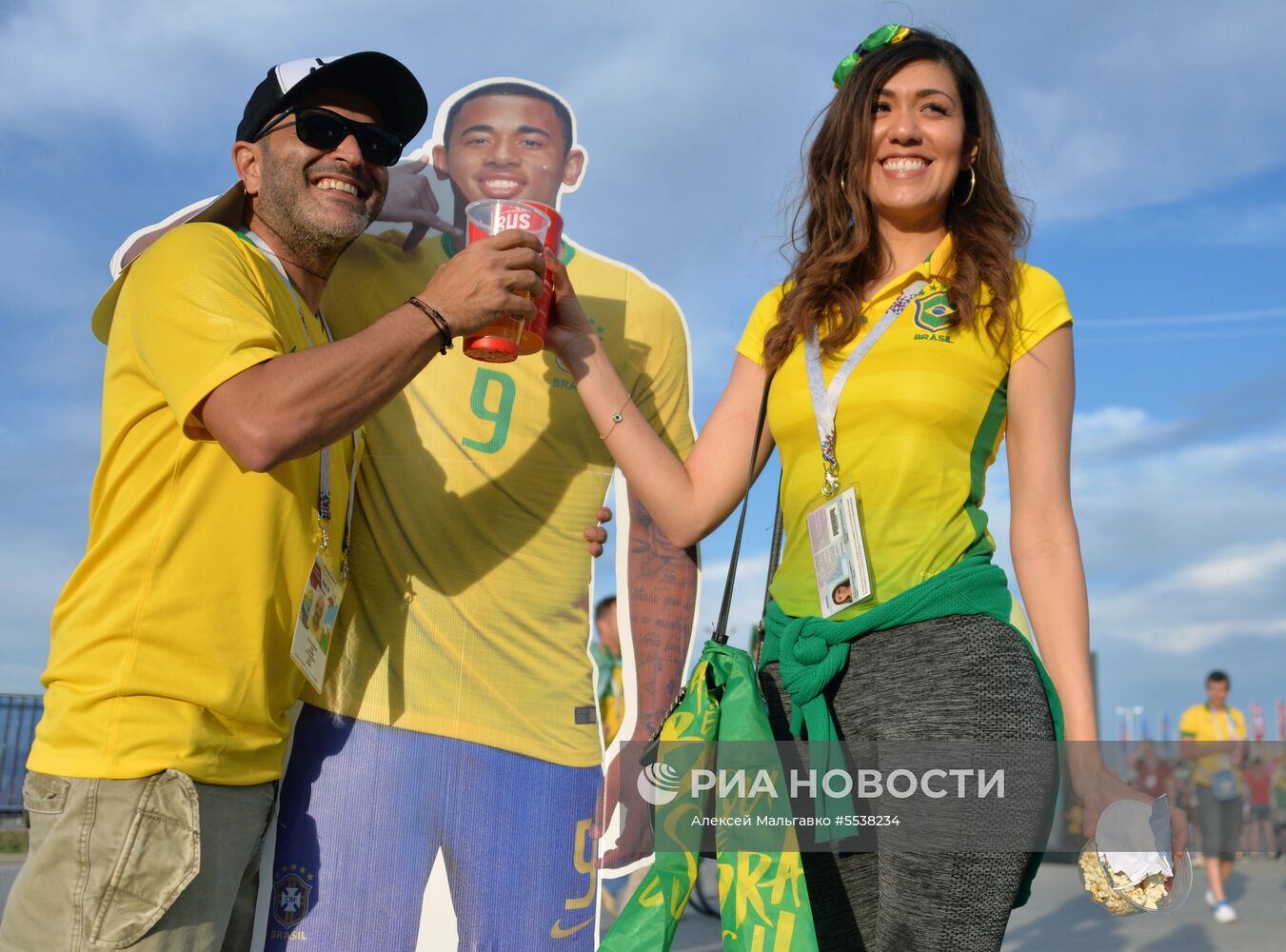 Болельщики перед матчем ЧМ-2018 по футболу между сборными Бразилии и Швейцарии