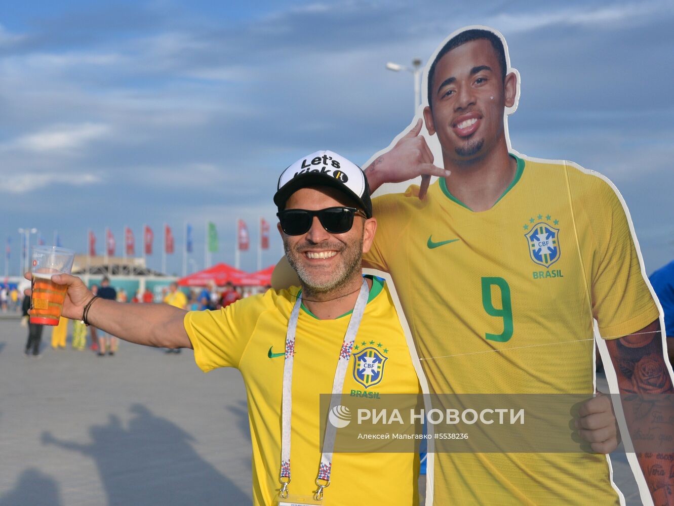 Болельщики перед матчем ЧМ-2018 по футболу между сборными Бразилии и Швейцарии
