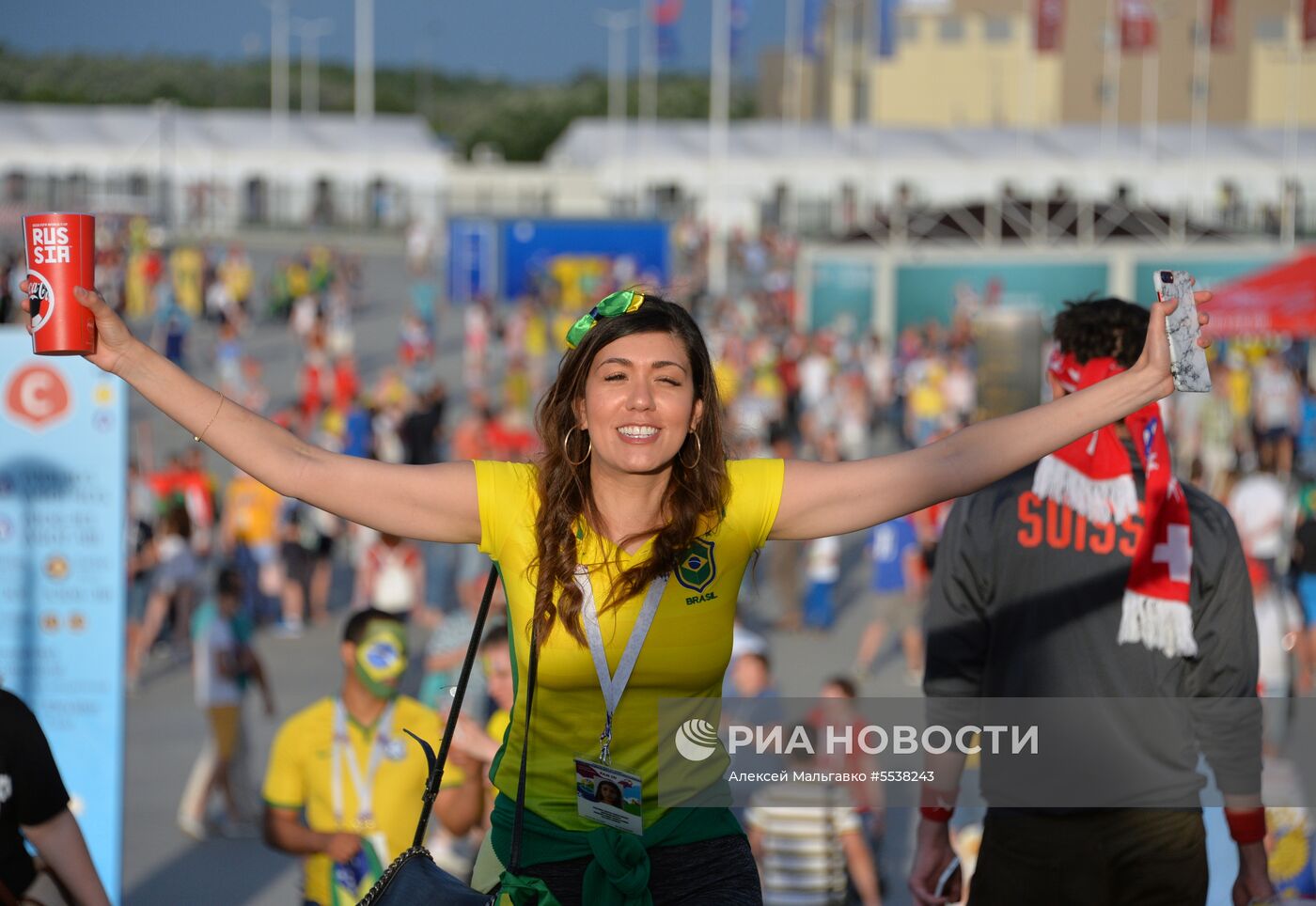 Болельщики перед матчем ЧМ-2018 по футболу между сборными Бразилии и Швейцарии