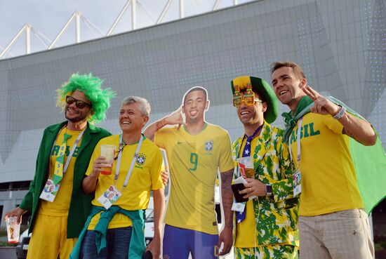 Болельщики перед матчем ЧМ-2018 по футболу между сборными Бразилии и Швейцарии