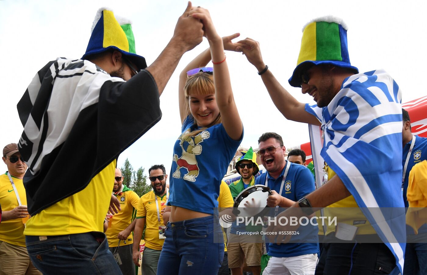Болельщики перед матчем ЧМ-2018 по футболу между сборными Бразилии и Швейцарии
