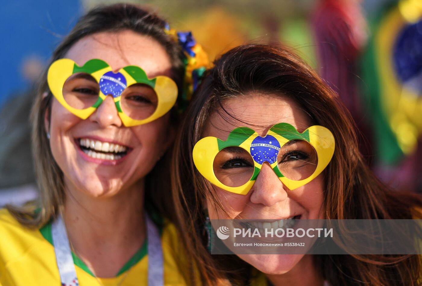 Болельщики перед матчем ЧМ-2018 по футболу между сборными Бразилии и Швейцарии