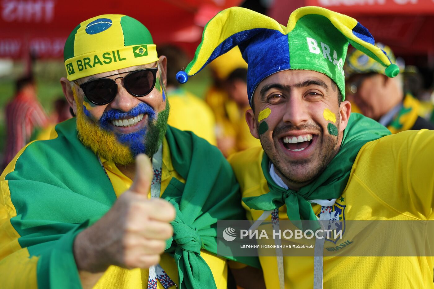 Болельщики перед матчем ЧМ-2018 по футболу между сборными Бразилии и Швейцарии