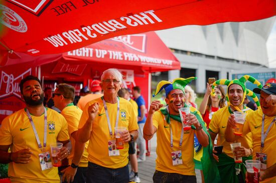 Болельщики перед матчем ЧМ-2018 по футболу между сборными Бразилии и Швейцарии