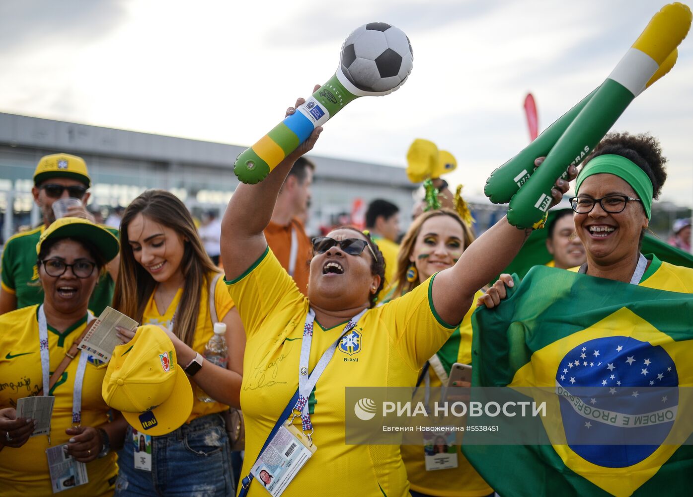 Болельщики перед матчем ЧМ-2018 по футболу между сборными Бразилии и Швейцарии