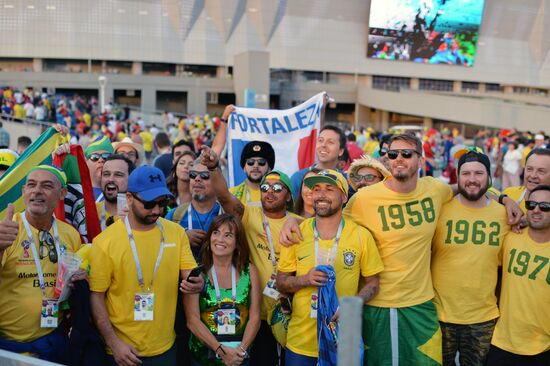 Болельщики перед матчем ЧМ-2018 по футболу между сборными Бразилии и Швейцарии