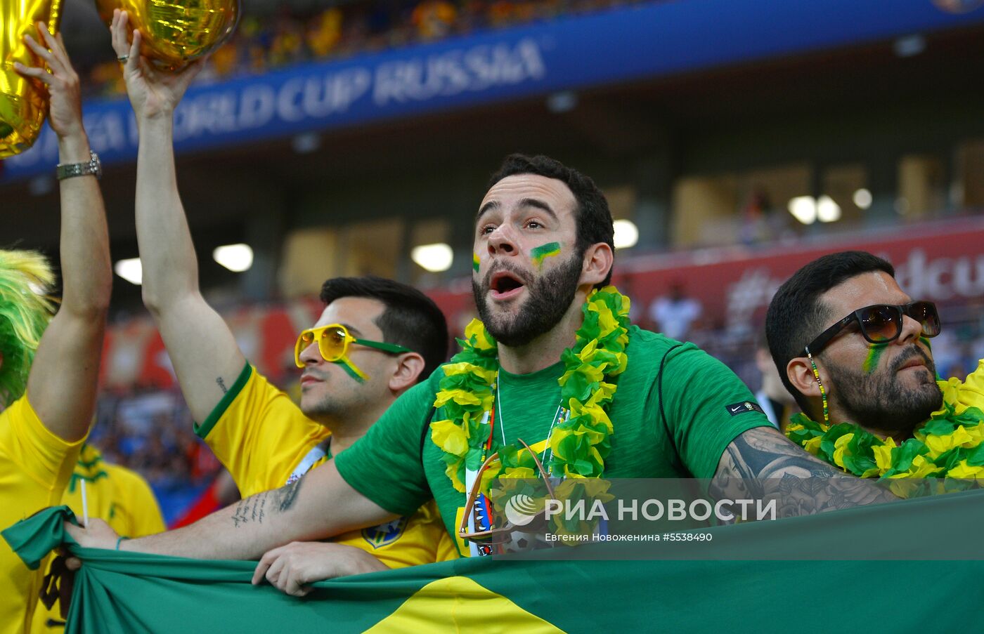 Болельщики перед матчем ЧМ-2018 по футболу между сборными Бразилии и Швейцарии