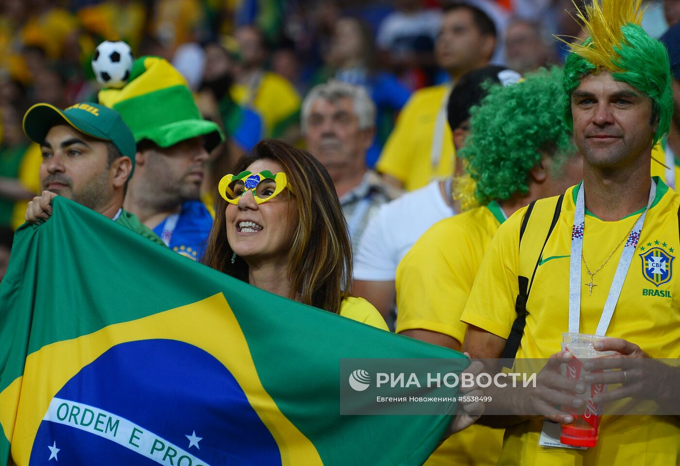 Болельщики перед матчем ЧМ-2018 по футболу между сборными Бразилии и Швейцарии